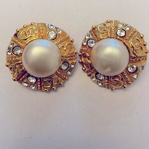 CHANEL Faux Pearl & Rhinestone Earrings Round CC Logo Clip-on